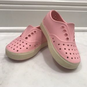 Native C8 pair of shoes